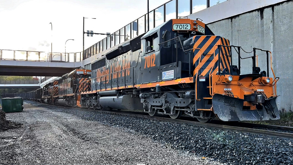 WE 7012 leads the shove toward the CSX.